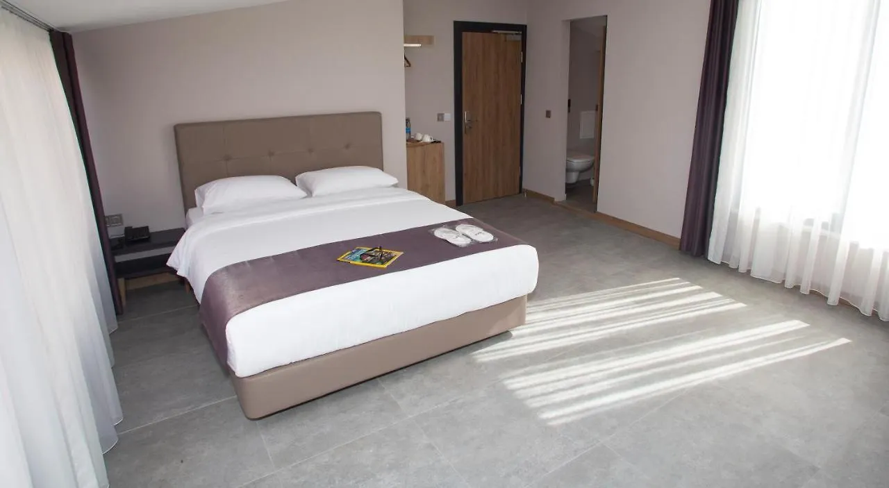 Jurnal Hotel Estambul 2*,